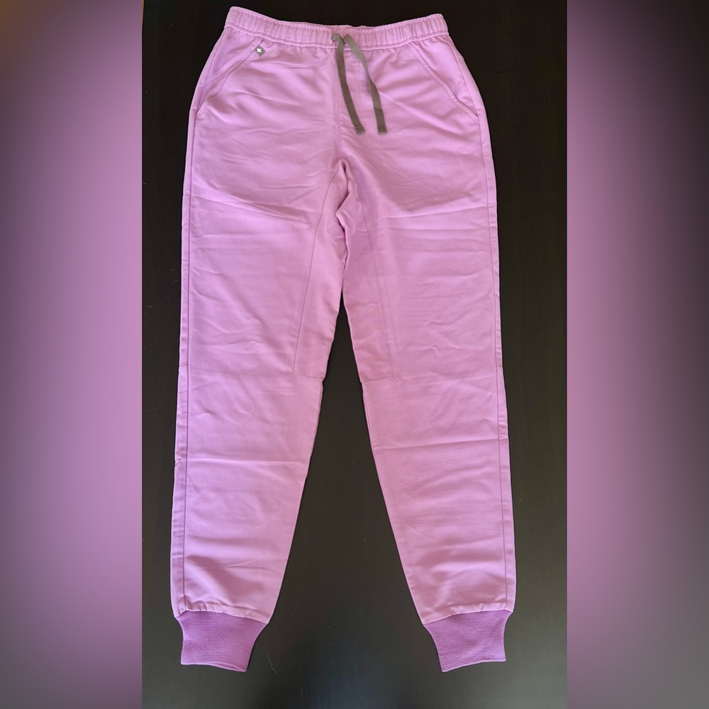 Men’s Figs lavender jogger size small NWT, never worn